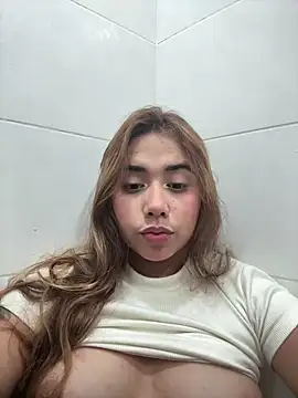 Snapshot of Issie_01 chatting on June 27, 2026, 4:39 am Issie 01 online show from June 27, 2026, 4:39 am