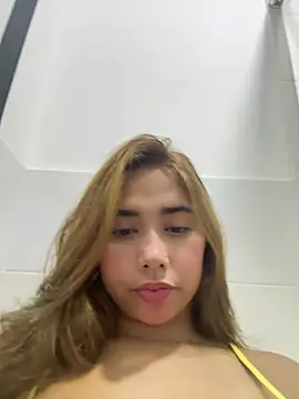 Snapshot of Issie_01 chatting on July 5, 2026, 11:12 pm Issie 01 online show from July 5, 2026, 11:12 pm