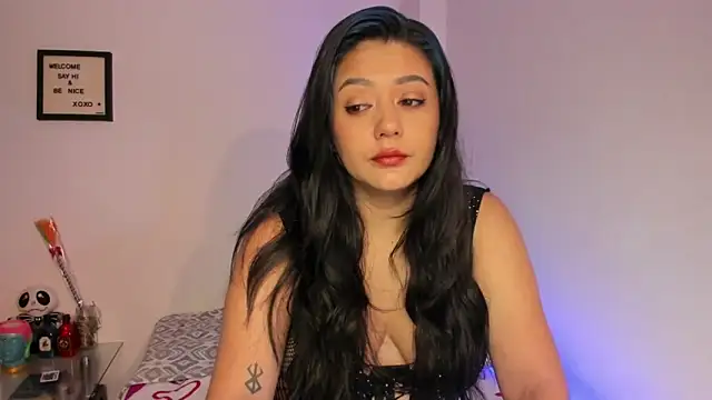 LauraToro  online show from November 29, 2025, 9:23 am