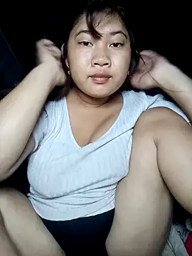 Emelyzz online show from June 19, 2026, 4:33 pm