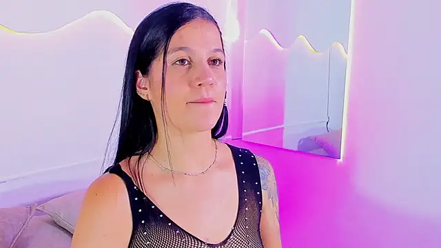MiaHansson online show from June 12, 2026, 8:52 pm