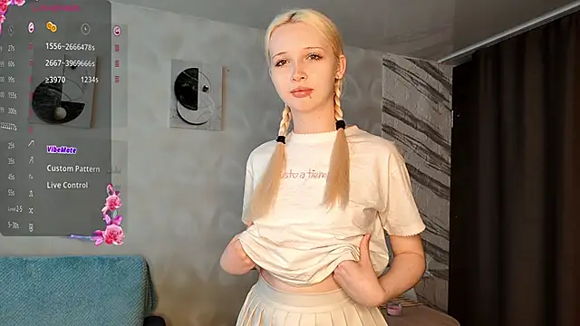 Snapshot of LadaSolar chatting on June 20, 2026, 12:25 am LadaSolar online show from June 20, 2026, 12:25 am