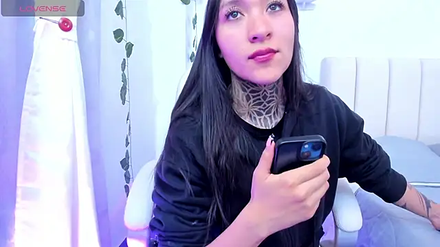 isasaenz  online show from August 6, 2026, 3:52 am