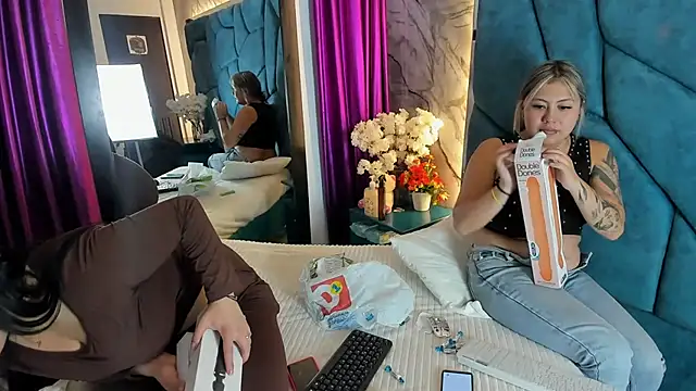 Samy Bitch online show from August 3, 2026, 2:11 pm