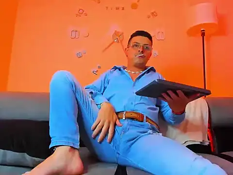 Leo Hunt  online show from June 20, 2026, 3:42 am