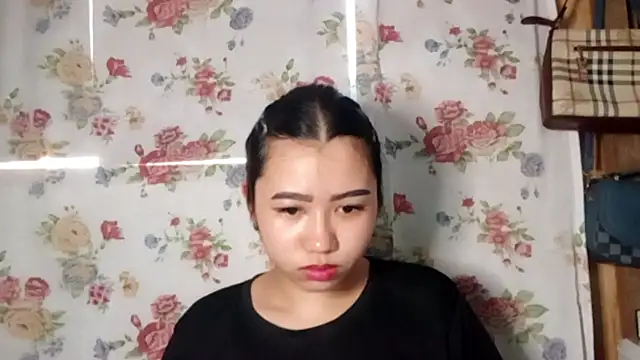 LeahKomarek online show from June 21, 2026, 7:22 am