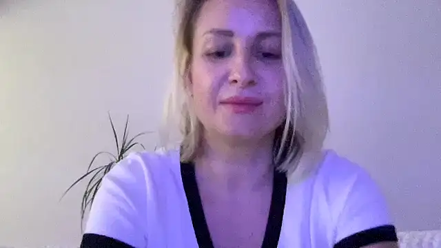 Delissaxx online show from June 24, 2026, 7:46 pm