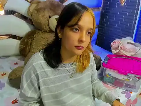 AnneJonees online show from July 6, 2026, 7:27 pm