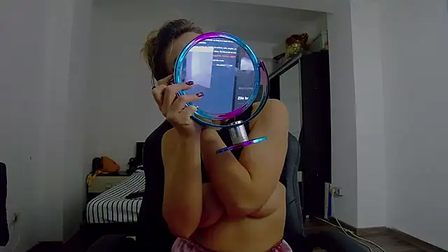 Snapshot of DedeSibel chatting on November 24, 2025, 5:12 pm DedeSibel online show from November 24, 2025, 5:12 pm