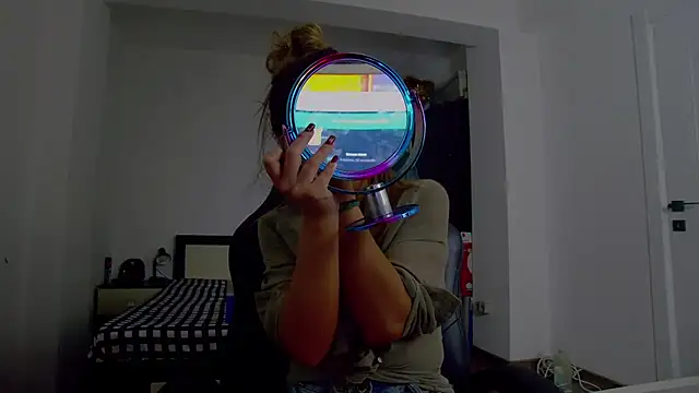 Snapshot of DedeSibel chatting on December 14, 2025, 1:49 pm DedeSibel online show from December 14, 2025, 1:49 pm