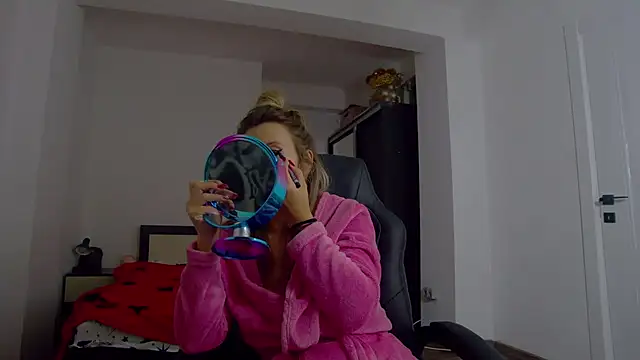 Snapshot of DedeSibel chatting on January 8, 2026, 2:08 pm DedeSibel online show from January 8, 2026, 2:08 pm