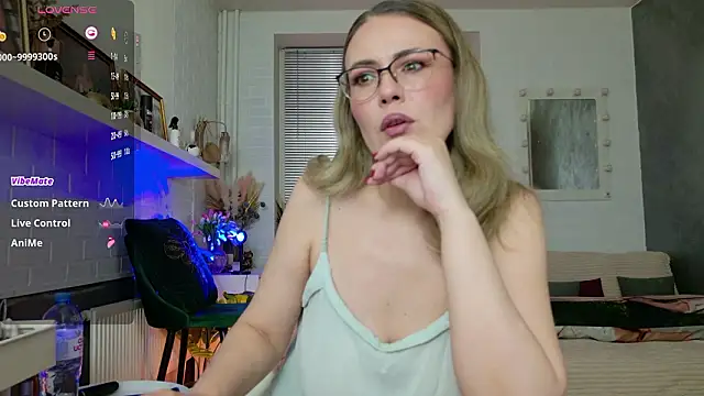 Snapshot of BeautyeyesLovely chatting on February 1, 2026, 11:25 pm BeautyeyesLovely online show from February 1, 2026, 11:25 pm