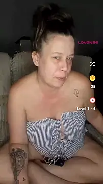 London-MollyXX online show from July 4, 2026, 9:10 pm