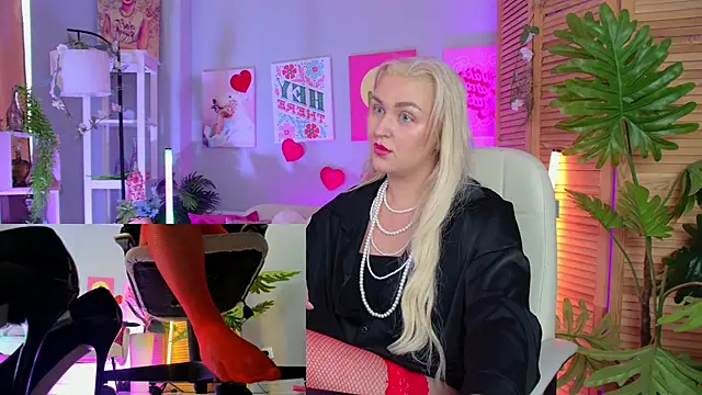 Snapshot of AmelieRowan chatting on July 15, 2026, 2:00 pm AmelieRowan online show from July 15, 2026, 2:00 pm
