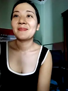Snapshot of Lyrose_2k chatting on July 5, 2026, 12:39 am Lyrose 2k online show from July 5, 2026, 12:39 am