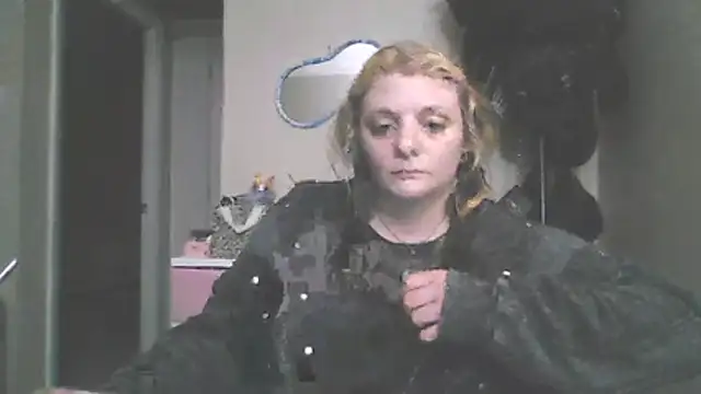 Snapshot of liltrinketgirl chatting on July 4, 2026, 8:31 am liltrinketgirl online show from July 4, 2026, 8:31 am