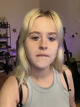 Snapshot of viviennedoll chatting on July 5, 2026, 11:23 pm viviennedoll online show from July 5, 2026, 11:23 pm