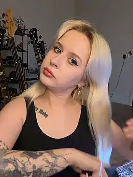 Snapshot of viviennedoll chatting on July 7, 2026, 9:19 pm viviennedoll online show from July 7, 2026, 9:19 pm