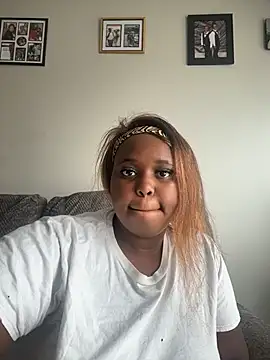 CurvySirenn online show from July 17, 2026, 5:07 pm