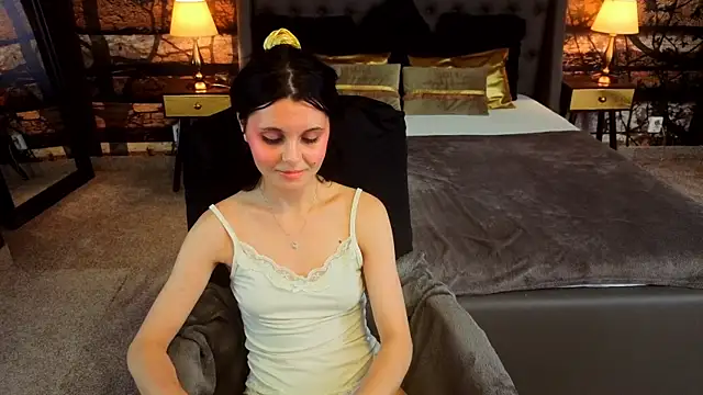 Milena Lynn online show from July 6, 2026, 3:25 am