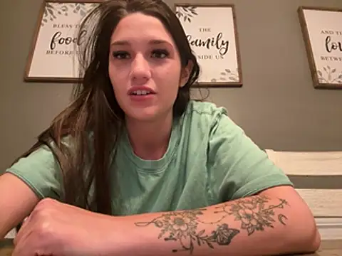 prettygirll00 online show from July 7, 2026, 1:41 am