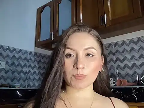 Snapshot of EmmaAlba05 chatting on July 14, 2026, 1:30 am EmmaAlba05 online show from July 14, 2026, 1:30 am