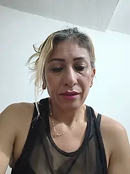Snapshot of cielo-rojo chatting on July 15, 2026, 1:49 pm cielo-rojo online show from July 15, 2026, 1:49 pm