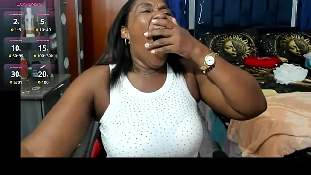 Snapshot of LupeAdams chatting on February 13, 2026, 1:01 am LupeAdams online show from February 13, 2026, 1:01 am