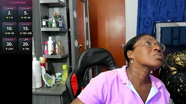 Snapshot of LupeAdams chatting on February 18, 2026, 12:17 am LupeAdams online show from February 18, 2026, 12:17 am