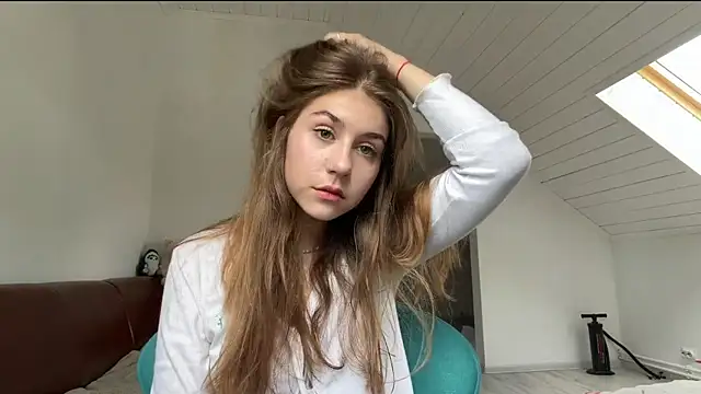 Snapshot of AriaToya chatting on July 15, 2026, 2:00 pm AriaToya online show from July 15, 2026, 2:00 pm