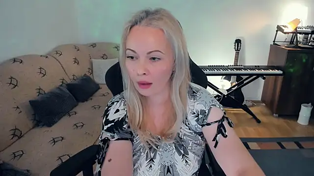 WhitneyLynn online show from December 7, 2024, 2:13 pm