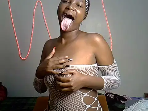 Lunarluxee online show from July 30, 2026, 2:21 am