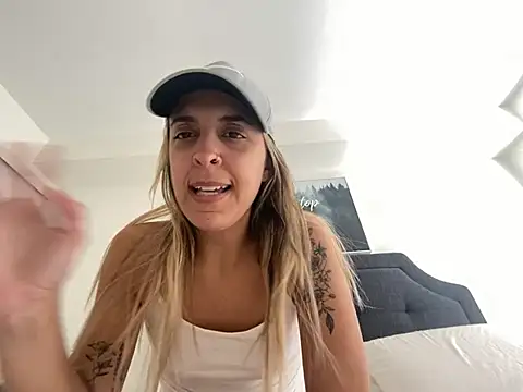 Snapshot of mellybearzzz chatting on July 27, 2026, 4:36 pm mellybearzzz online show from July 27, 2026, 4:36 pm