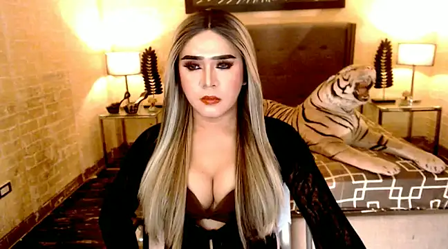 BigCumHuntersxx online show from January 19, 2025, 7:04 am