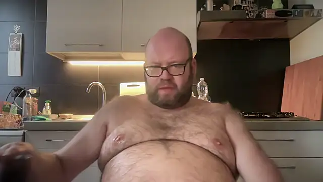 Snapshot of theitalianbear chatting on December 16, 2025, 2:11 pm theitalianbear online show from December 16, 2025, 2:11 pm