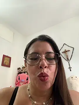 Snapshot of Lauren_Bond chatting on August 5, 2026, 7:28 pm Lauren Bond online show from August 5, 2026, 7:28 pm