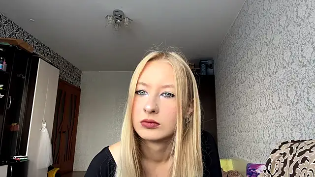 Snapshot of LynneVanbebber chatting on August 4, 2026, 8:17 am LynneVanbebber online show from August 4, 2026, 8:17 am