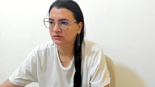 MARILYN GARCIA online show from November 30, 2025, 2:32 pm