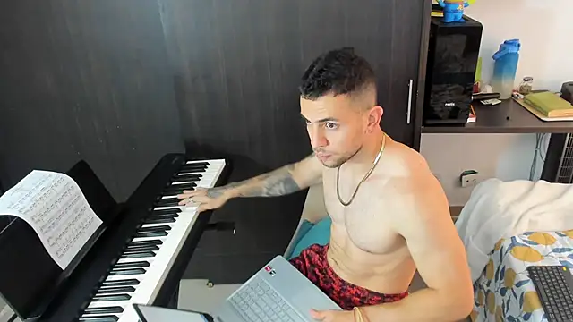 Snapshot of logan_smith chatting on November 3, 2025, 12:39 pm logan smith online show from November 3, 2025, 12:39 pm