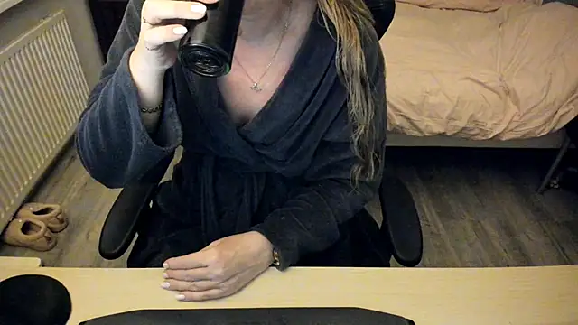 minoesje37 online show from February 4, 2025, 8:38 pm