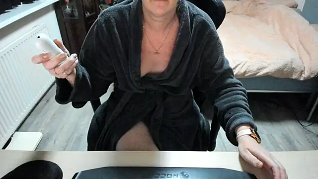 minoesje37 online show from February 13, 2025, 8:24 pm