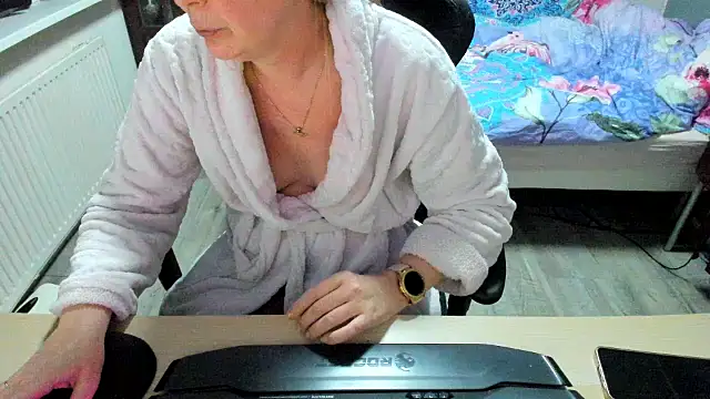 minoesje37 online show from March 3, 2025, 8:43 pm