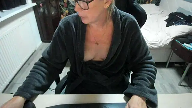 minoesje37 online show from September 22, 2025, 7:38 pm