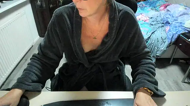 minoesje37 online show from October 2, 2025, 7:21 pm