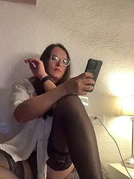 Snapshot of Chic_desire chatting on April 4, 2026, 9:45 pm Chic desire online show from April 4, 2026, 9:45 pm