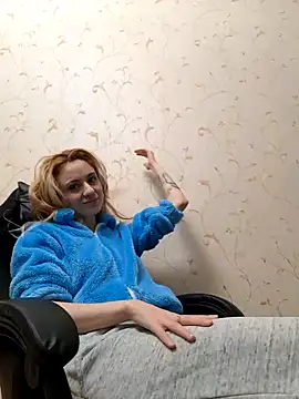 YogisticJuli666 online show from December 26, 2024, 7:13 am