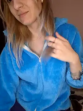 YogisticJuli666 online show from January 3, 2025, 9:04 am