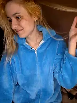 YogisticJuli666 online show from January 8, 2025, 6:09 am