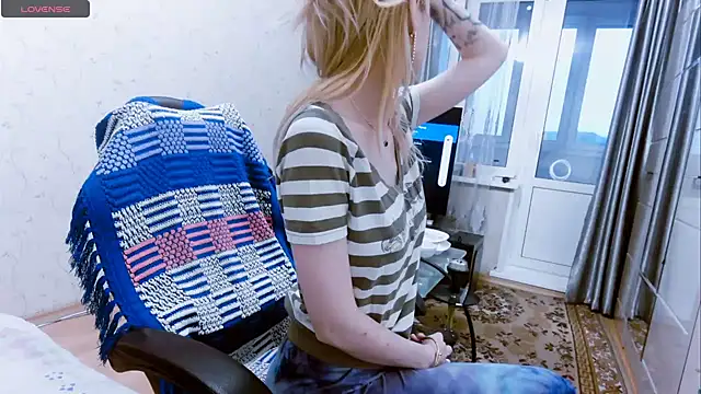 YogisticJuli666 online show from January 10, 2025, 6:53 am