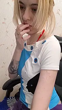 YogisticJuli666 online show from January 14, 2025, 8:31 am